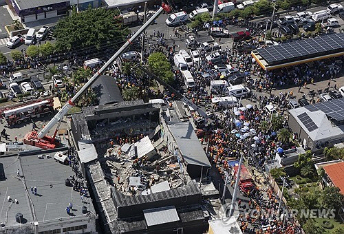 도미니카공화국 클럽 지붕 붕괴 현장. [산토도밍고 AP=연합뉴스]